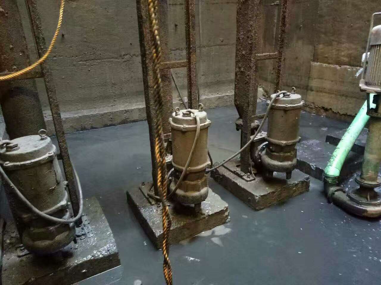 长倘口镇污水池清理