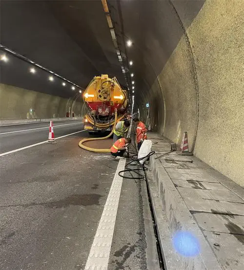 长倘口镇隧道排水渠清淤